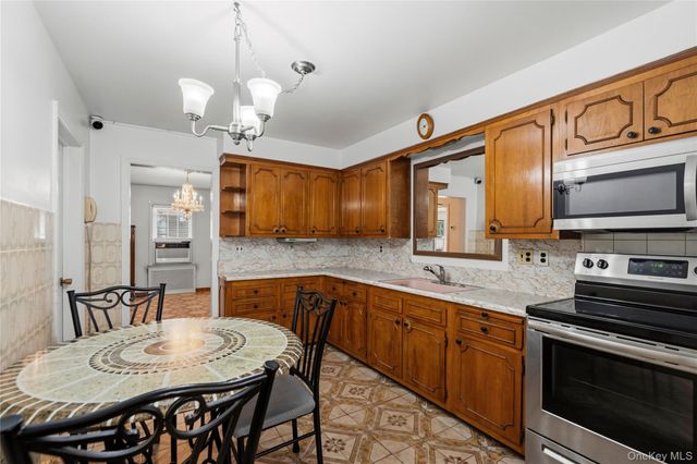 19 Chestnut Street, Glen Cove, NY 11542