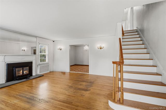 19 Chestnut Street, Glen Cove, NY 11542