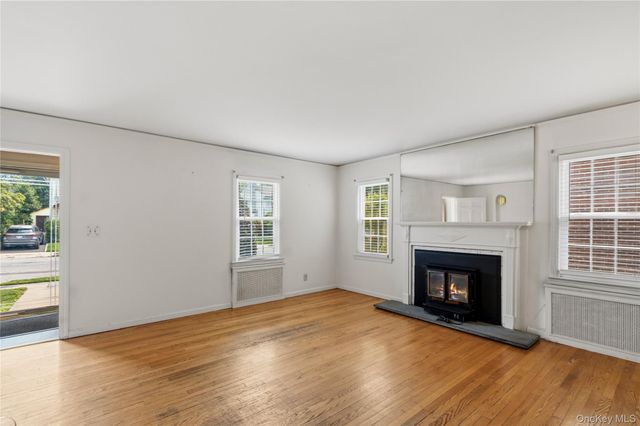 19 Chestnut Street, Glen Cove, NY 11542