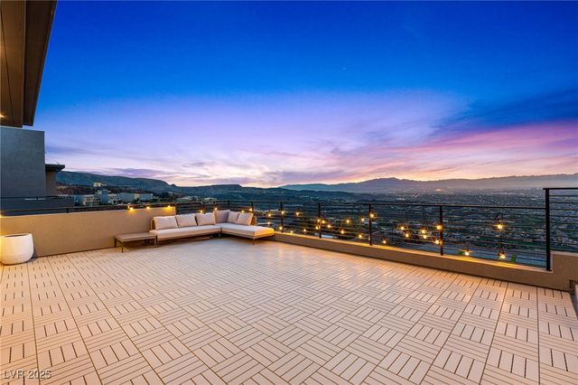 569 Overlook Rim Drive, Henderson, NV 89012