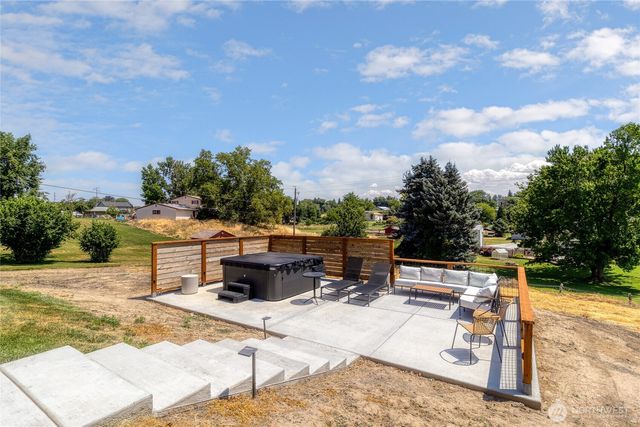 939 Stanley Drive, College Place, WA 99324