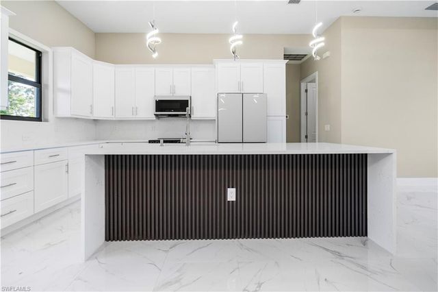 2813 19TH ST SW, Lehigh Acres, FL 33976