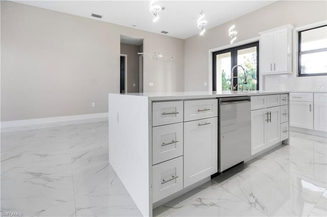 2813 19TH ST SW, Lehigh Acres, FL 33976