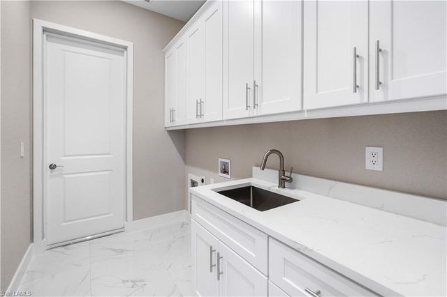 2813 19TH ST SW, Lehigh Acres, FL 33976