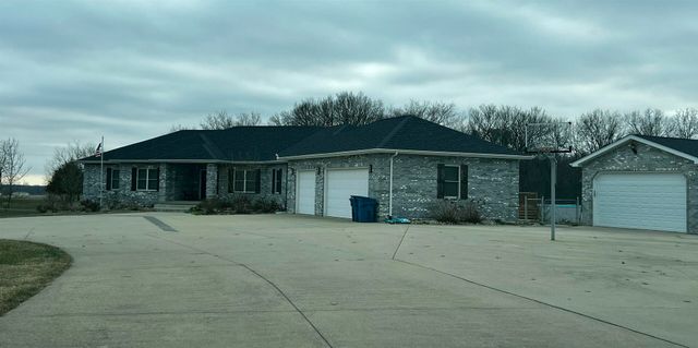 5942 E Houston Road, Woodlawn, IL 62898