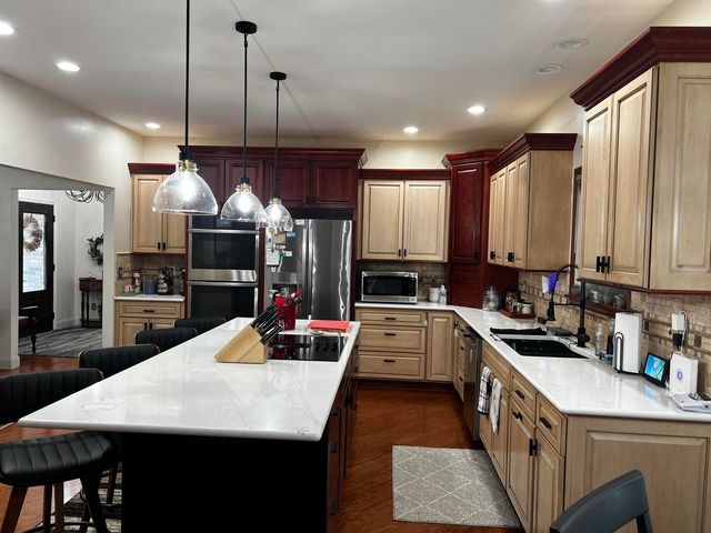 5942 E Houston Road, Woodlawn, IL 62898