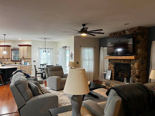 5942 E Houston Road, Woodlawn, IL 62898