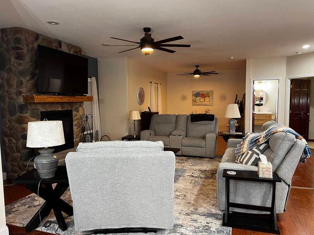 5942 E Houston Road, Woodlawn, IL 62898