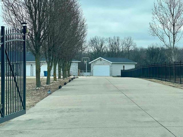 5942 E Houston Road, Woodlawn, IL 62898