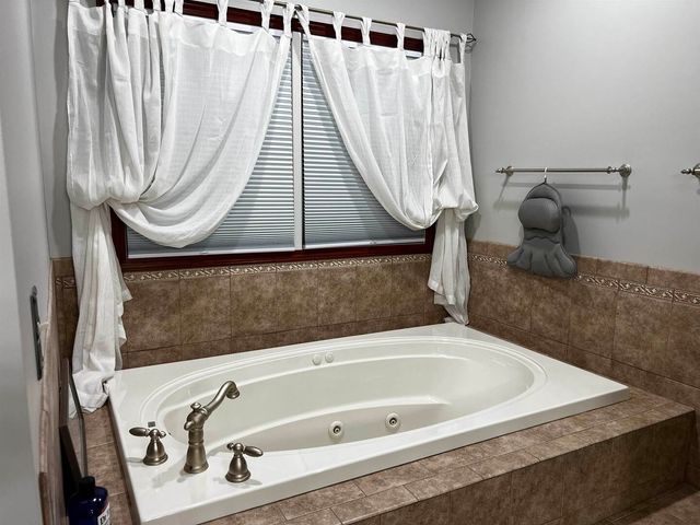 5942 E Houston Road, Woodlawn, IL 62898