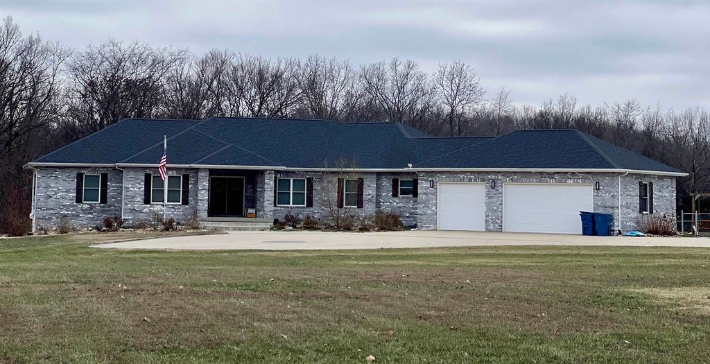 5942 E Houston Road, Woodlawn, IL 62898