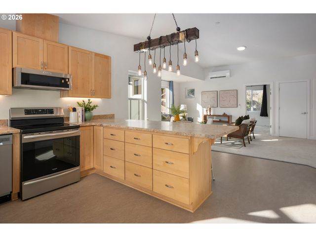 172 OAKLEIGH Ln 221, Eugene, OR 97404