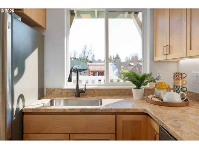 172 OAKLEIGH Ln 221, Eugene, OR 97404