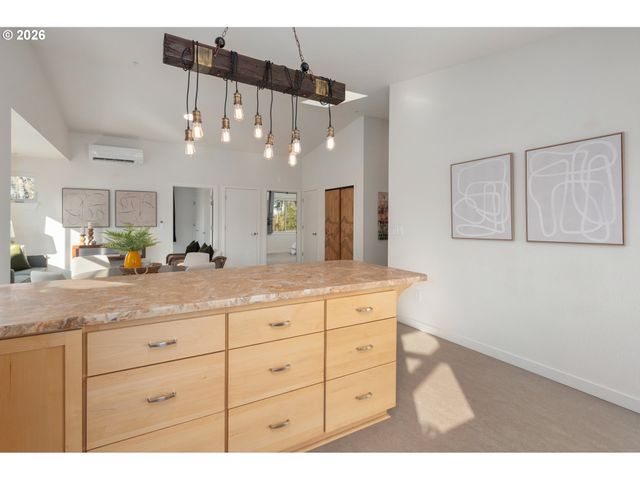 172 OAKLEIGH Ln 221, Eugene, OR 97404