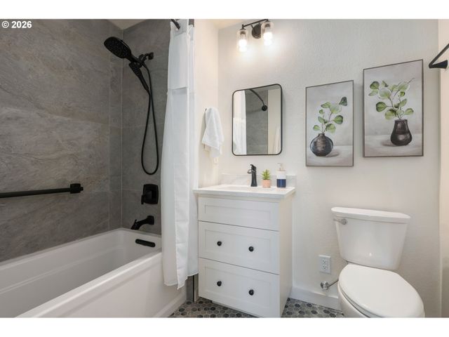 172 OAKLEIGH Ln 221, Eugene, OR 97404