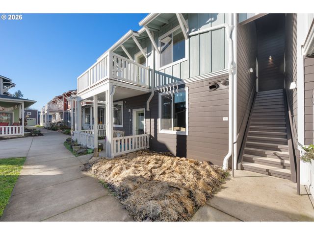 172 OAKLEIGH Ln 221, Eugene, OR 97404