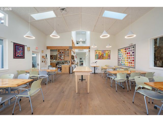 172 OAKLEIGH Ln 221, Eugene, OR 97404