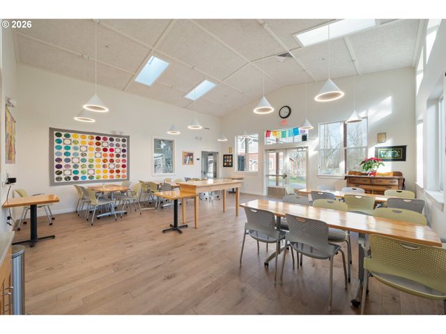 172 OAKLEIGH Ln 221, Eugene, OR 97404