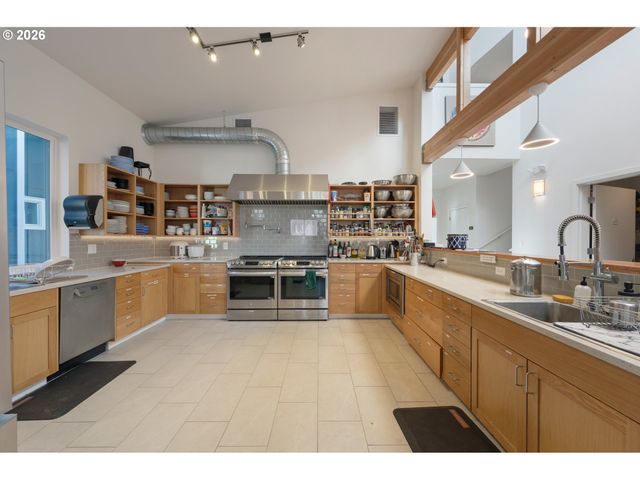 172 OAKLEIGH Ln 221, Eugene, OR 97404