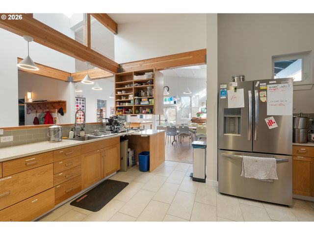 172 OAKLEIGH Ln 221, Eugene, OR 97404