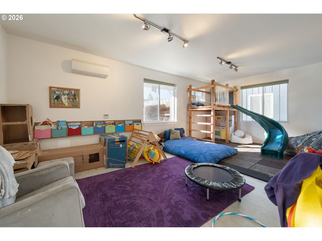 172 OAKLEIGH Ln 221, Eugene, OR 97404