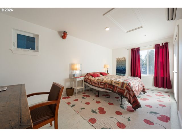 172 OAKLEIGH Ln 221, Eugene, OR 97404