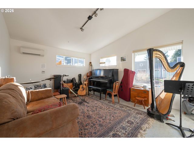 172 OAKLEIGH Ln 221, Eugene, OR 97404