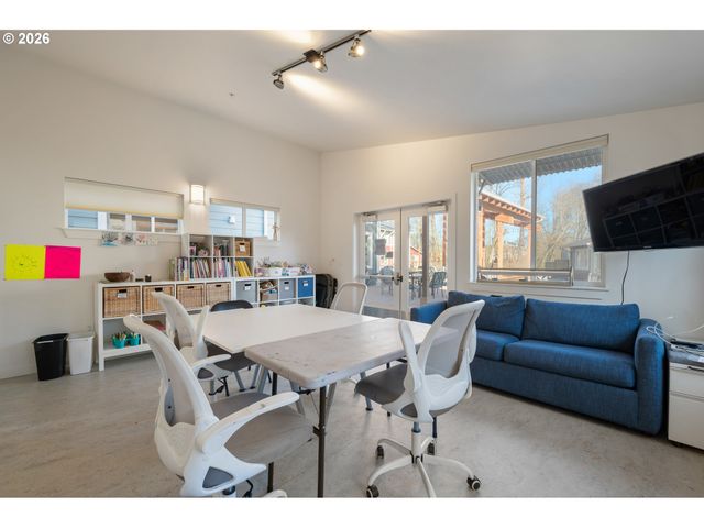 172 OAKLEIGH Ln 221, Eugene, OR 97404