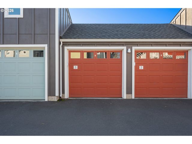 172 OAKLEIGH Ln 221, Eugene, OR 97404