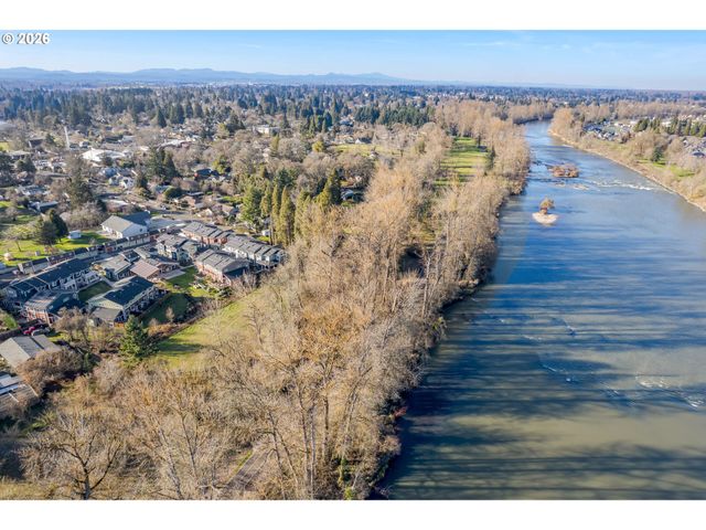 172 OAKLEIGH Ln 221, Eugene, OR 97404