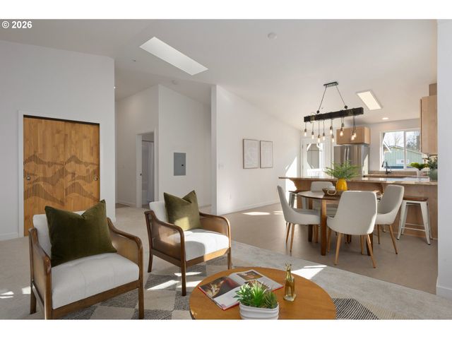 172 OAKLEIGH Ln 221, Eugene, OR 97404