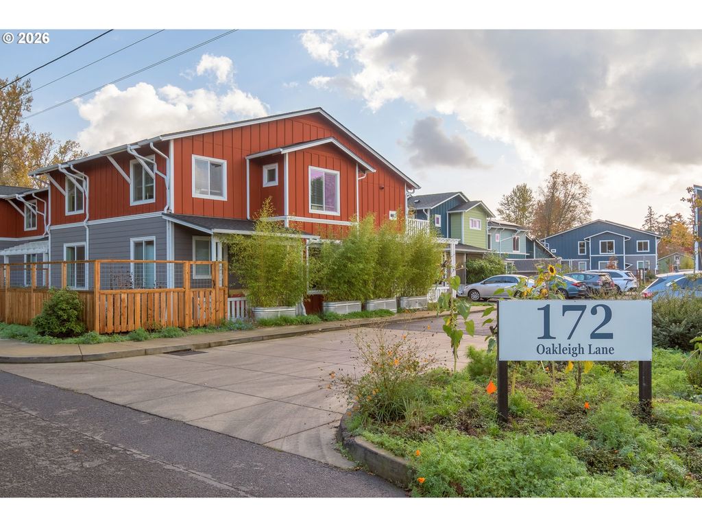 172 OAKLEIGH Ln 221, Eugene, OR 97404