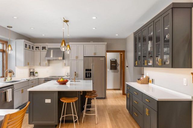 1600 Starbridge DRIVE, Brookfield, WI 53005