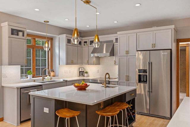 1600 Starbridge DRIVE, Brookfield, WI 53005