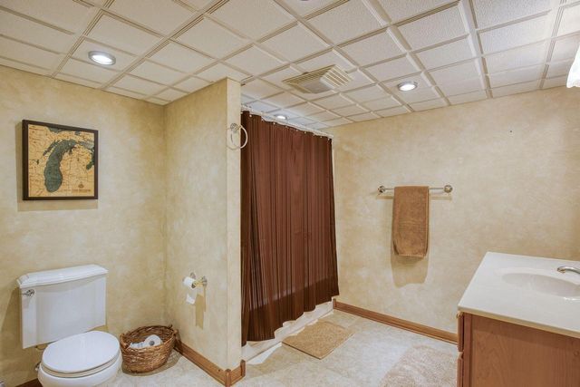 1600 Starbridge DRIVE, Brookfield, WI 53005