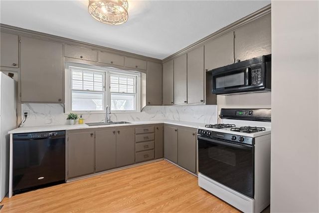 2005 S Hedges Avenue, Independence, MO 64052