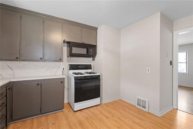 2005 S Hedges Avenue, Independence, MO 64052