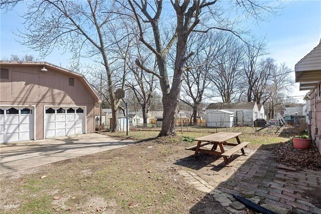 2005 S Hedges Avenue, Independence, MO 64052