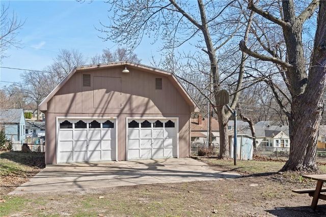 2005 S Hedges Avenue, Independence, MO 64052
