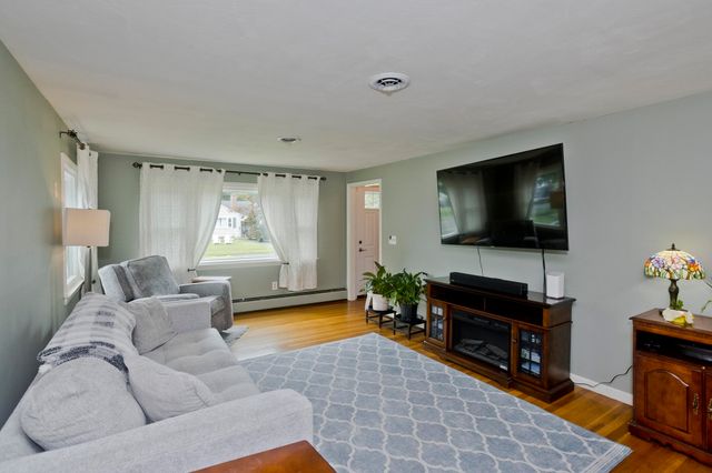 41 Dartmouth St, Agawam, MA 01001