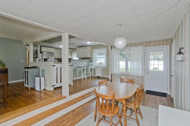 41 Dartmouth St, Agawam, MA 01001
