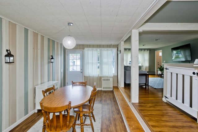 41 Dartmouth St, Agawam, MA 01001