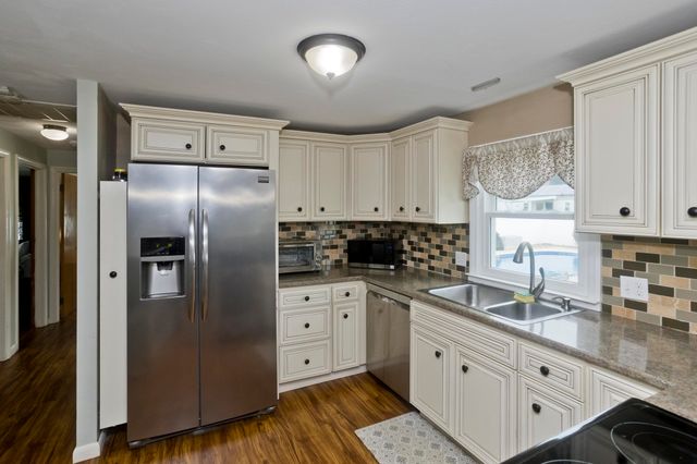 41 Dartmouth St, Agawam, MA 01001