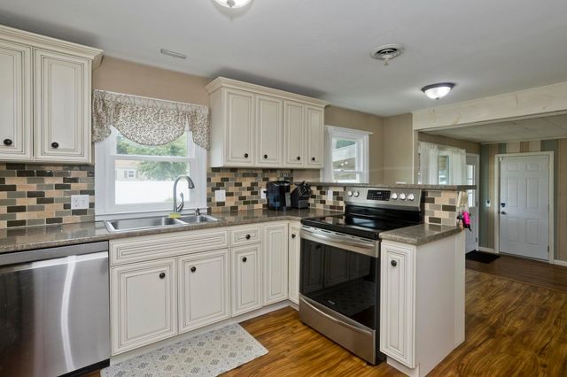 41 Dartmouth St, Agawam, MA 01001
