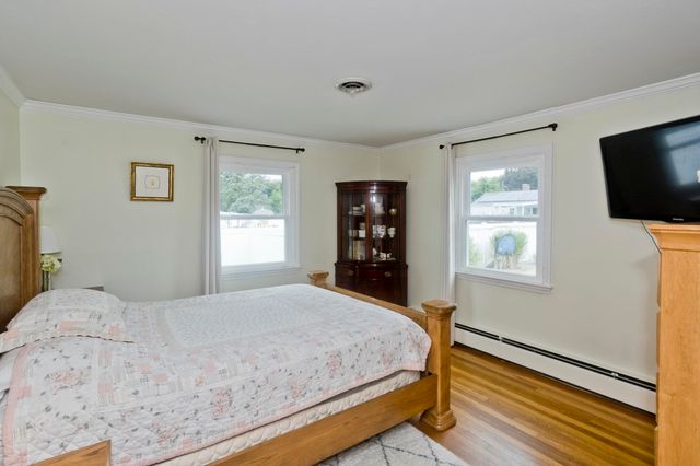 41 Dartmouth St, Agawam, MA 01001