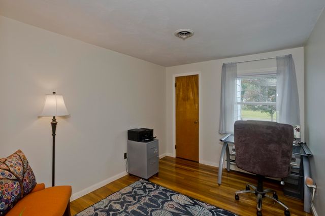 41 Dartmouth St, Agawam, MA 01001