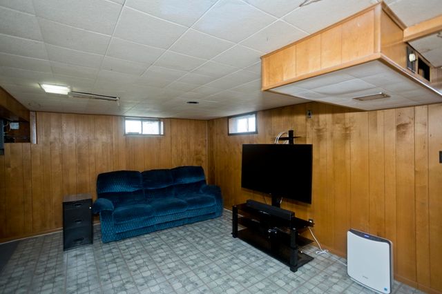41 Dartmouth St, Agawam, MA 01001