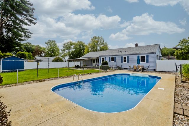41 Dartmouth St, Agawam, MA 01001
