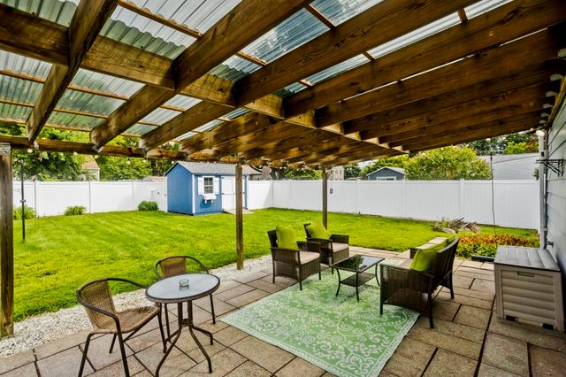 41 Dartmouth St, Agawam, MA 01001