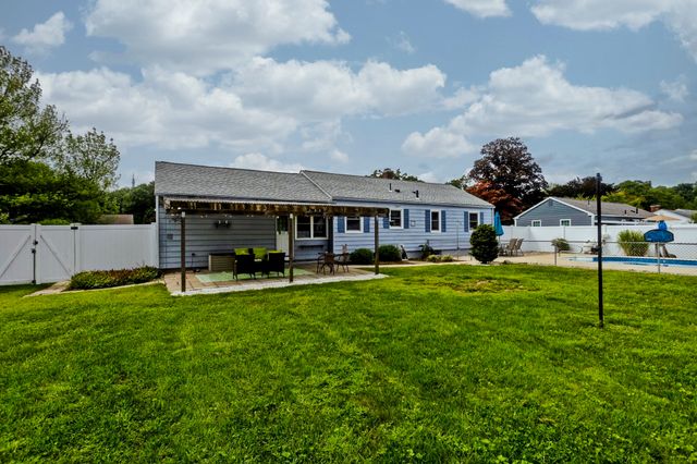 41 Dartmouth St, Agawam, MA 01001